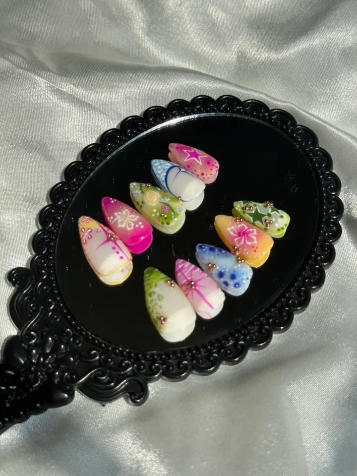 Tropical Daydream handmade press-on nail design